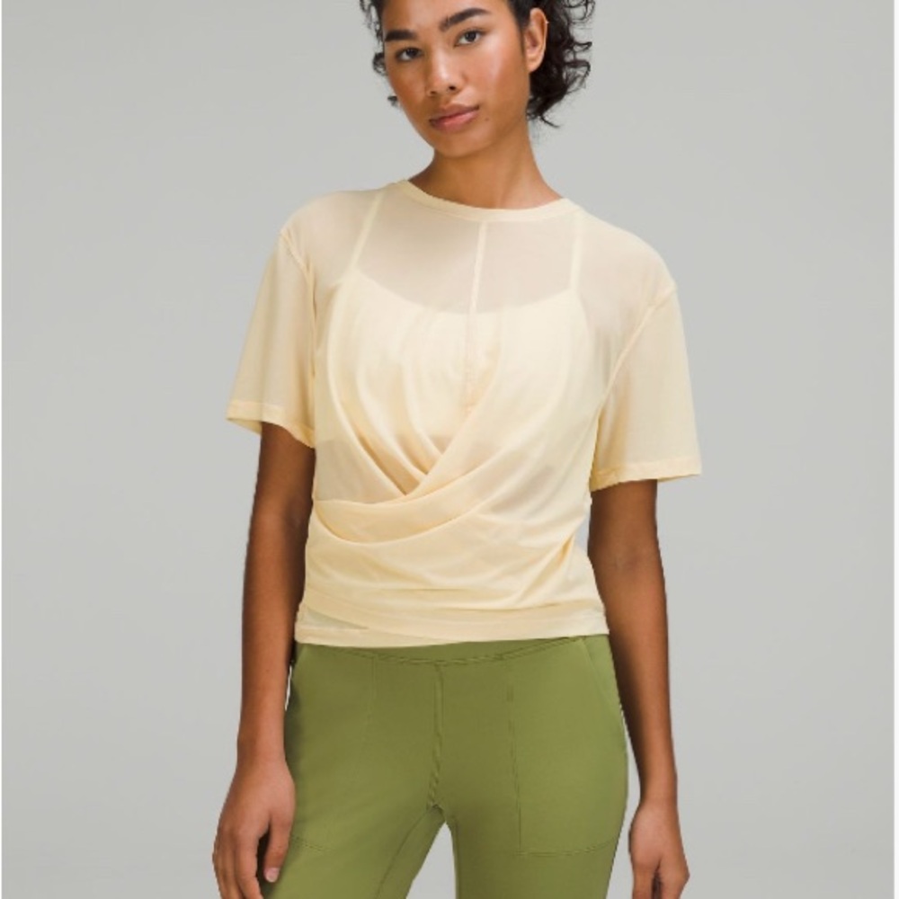 Lululemon Lightweight Mesh Reversible Yoga T-Shirt — Prosecco